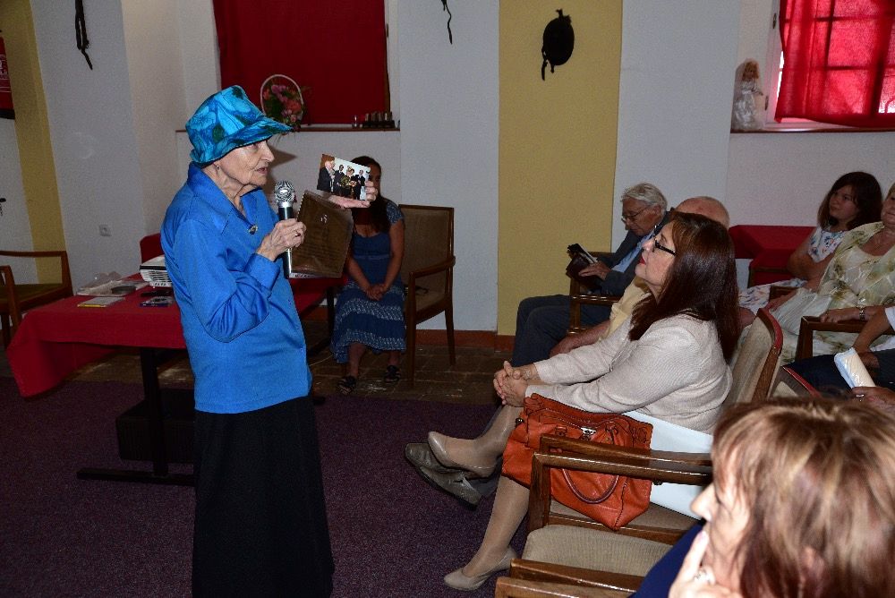 Paní Nina Ingriš při přednášce, vpravo velvyslankyně Peru Liliana Olarte  de Torres Muga
